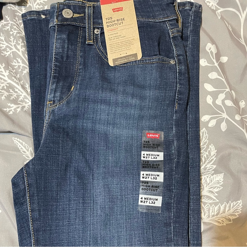 Women’s high rise boot cut jeans size W27xL32